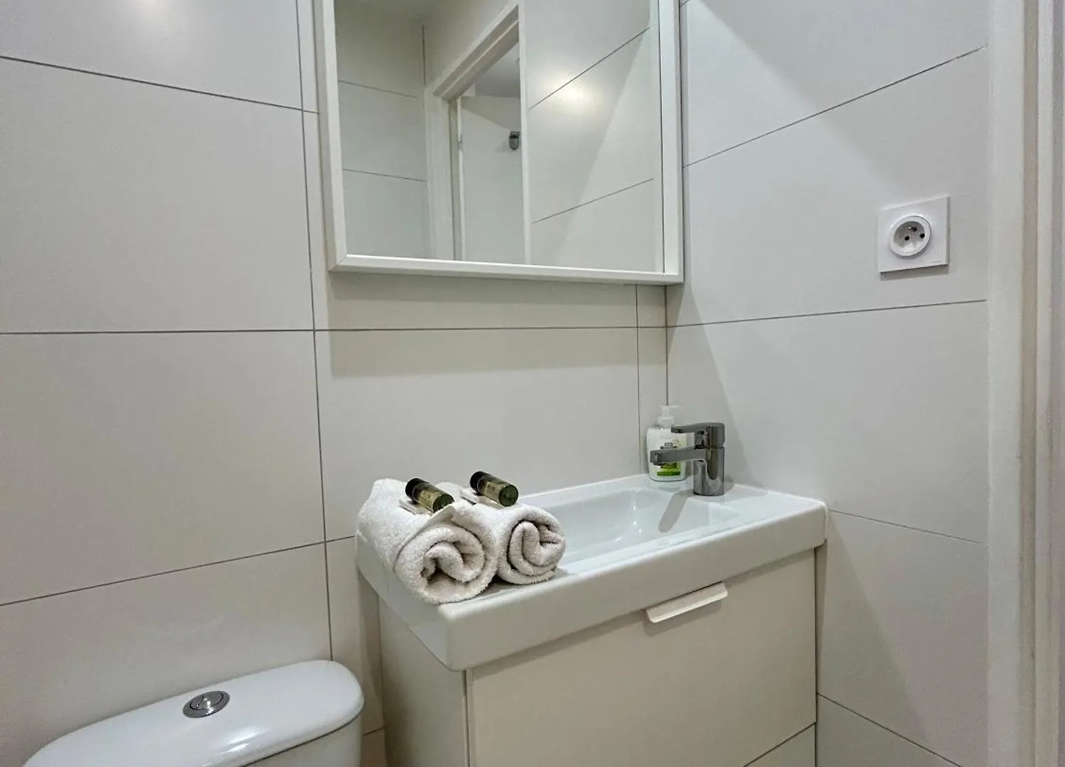 Fully Equipped Studio Near Metro Paris Apartment